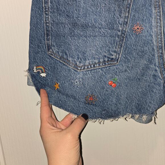 American Eagle Embroidered denim shorts sz 4 - Picture 4 of 5